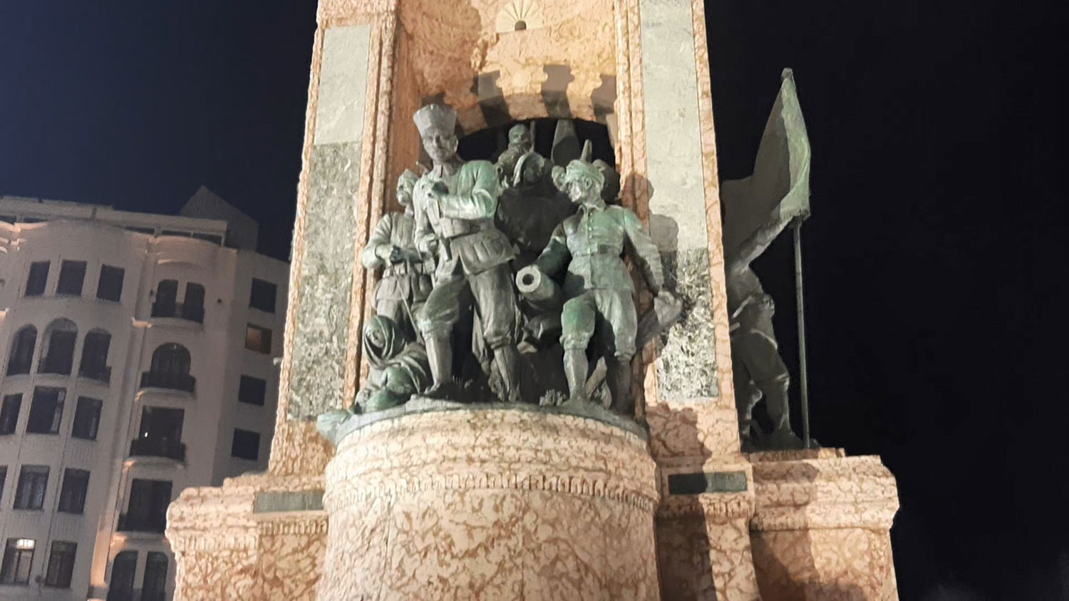 مجسمه معروف میدون تکسیم که خیلی به اشتباه فکر میکنن، شمایل رضا خان هم اون بالا هست