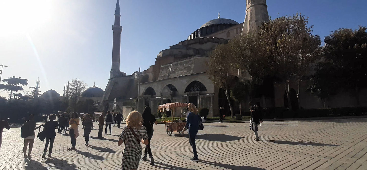 مسجد ایاصوفیه از بیرون انقدری که انتظارش رو داشتم، دلچسب نبود و برای همین نرفتم داخلشو ببینم