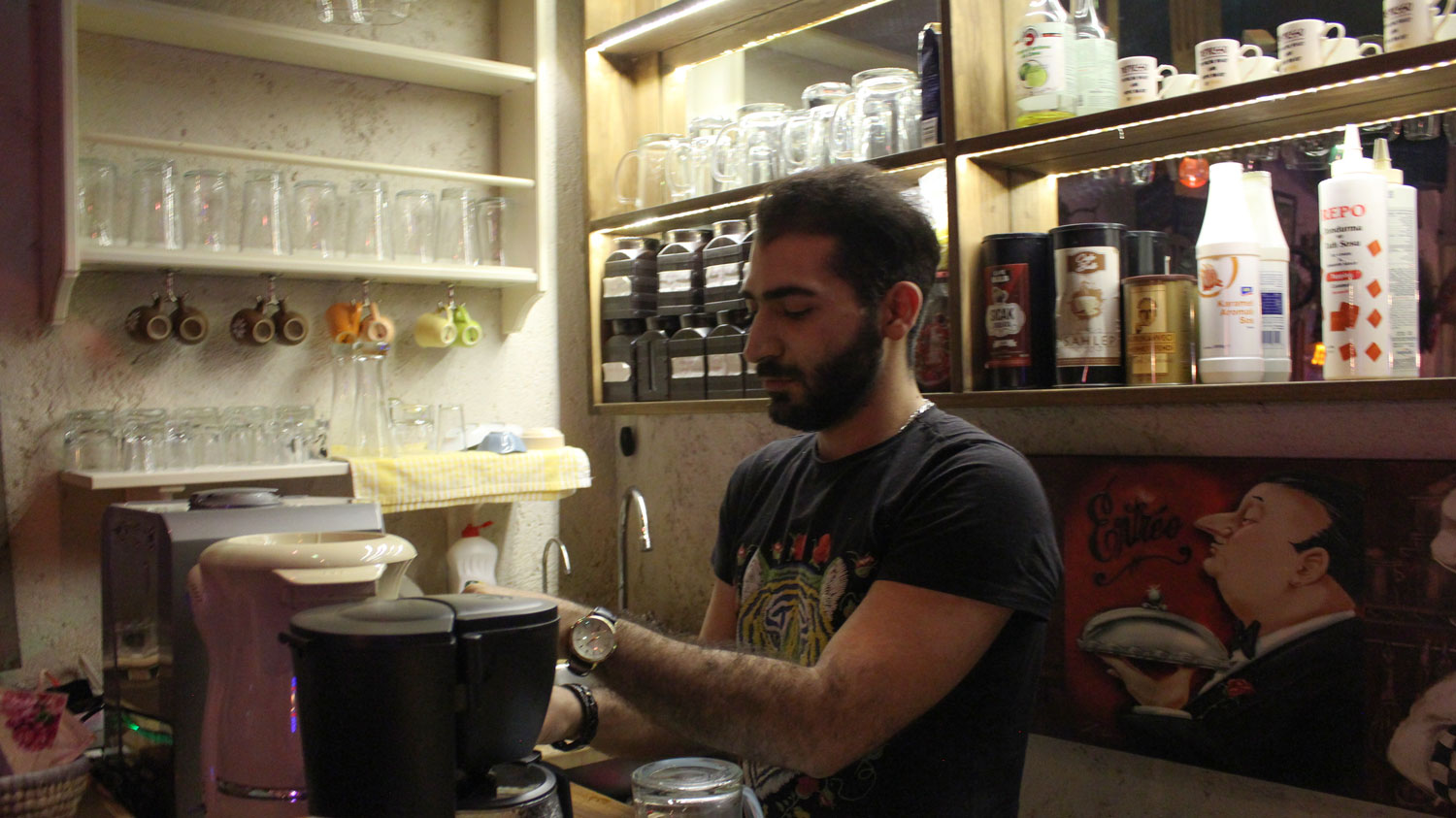 هومن کافی من رو به روی هتل مونه که حرف های جالبی می زد