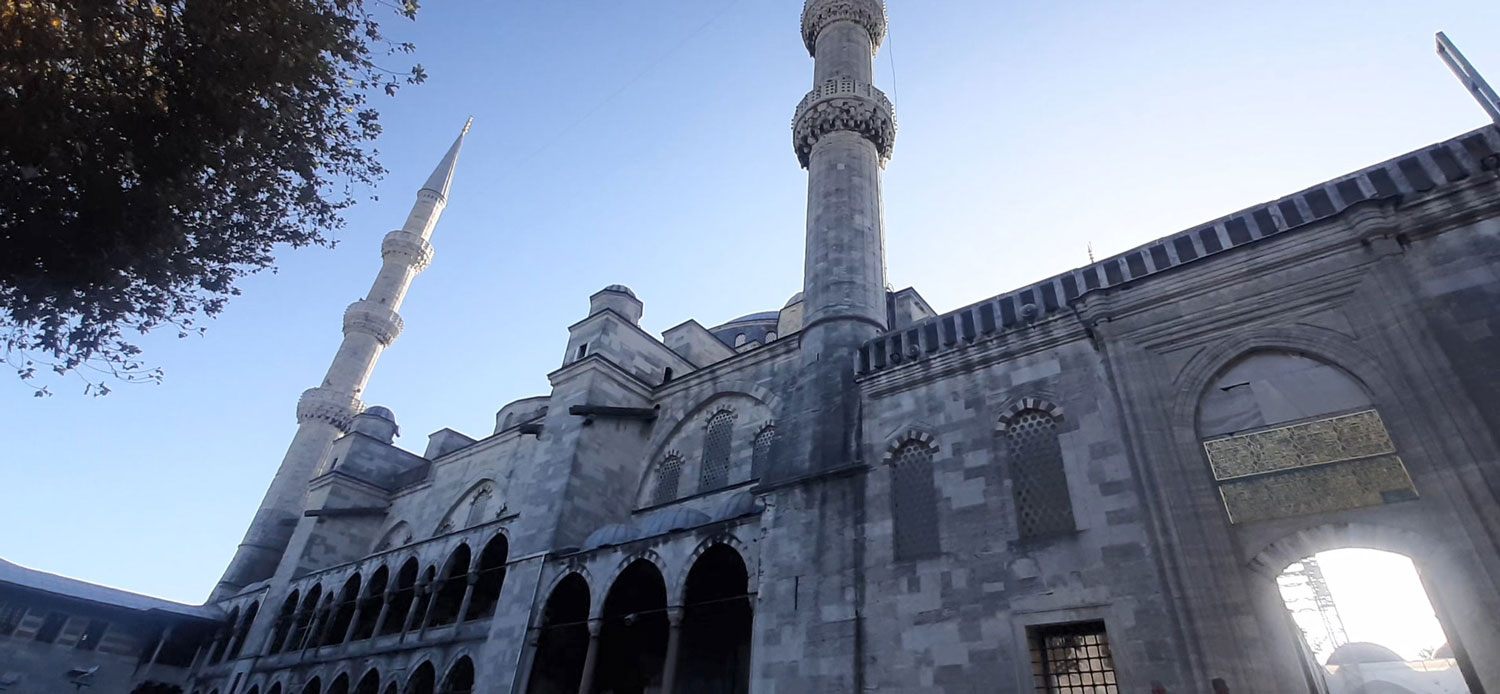 مسجد آبی یکی از معدود جاذبه های توریستی مجانی شهره