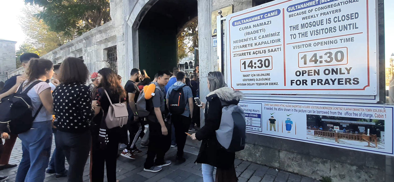 جالب اینکه مسجد آبی همچنان کارکرد عبادتی خودش رو حفظ کرده و در ساعت نماز گردشگرارو بیرون می کنن