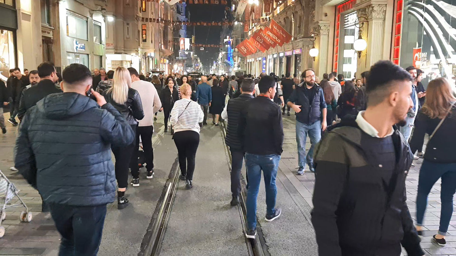 خیابون استقلال به شب های بی انتهاش معروفه ولی دم صبح یکم ترسناک میشه