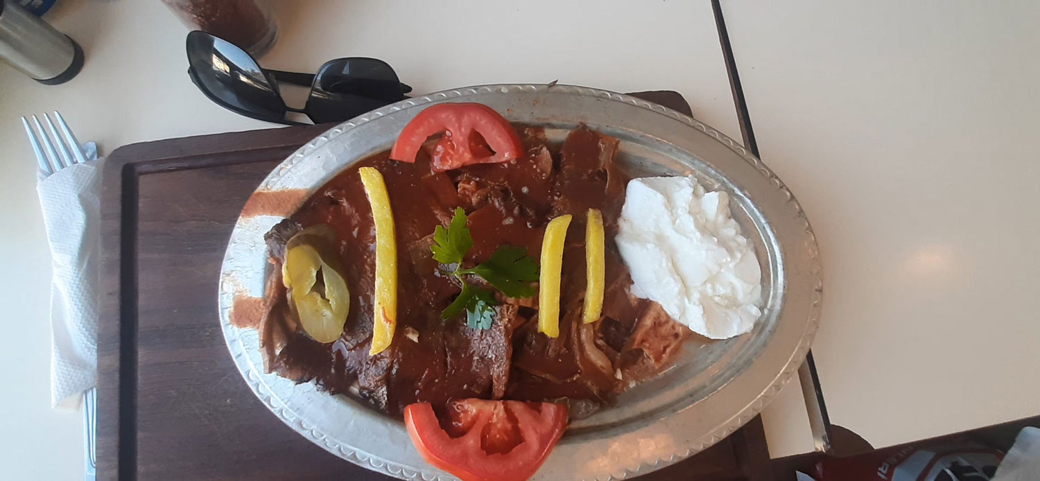 اسکندر کباب همون دیزی خودمونه که گوشتش رو نمی کوبن و به شدت خوشمزه س