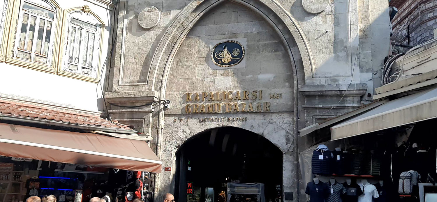 بازار بزرگ شهر انقدر بزرگ و پر پیچ و خمه که باید خیلی حواست باشه که گم نشی