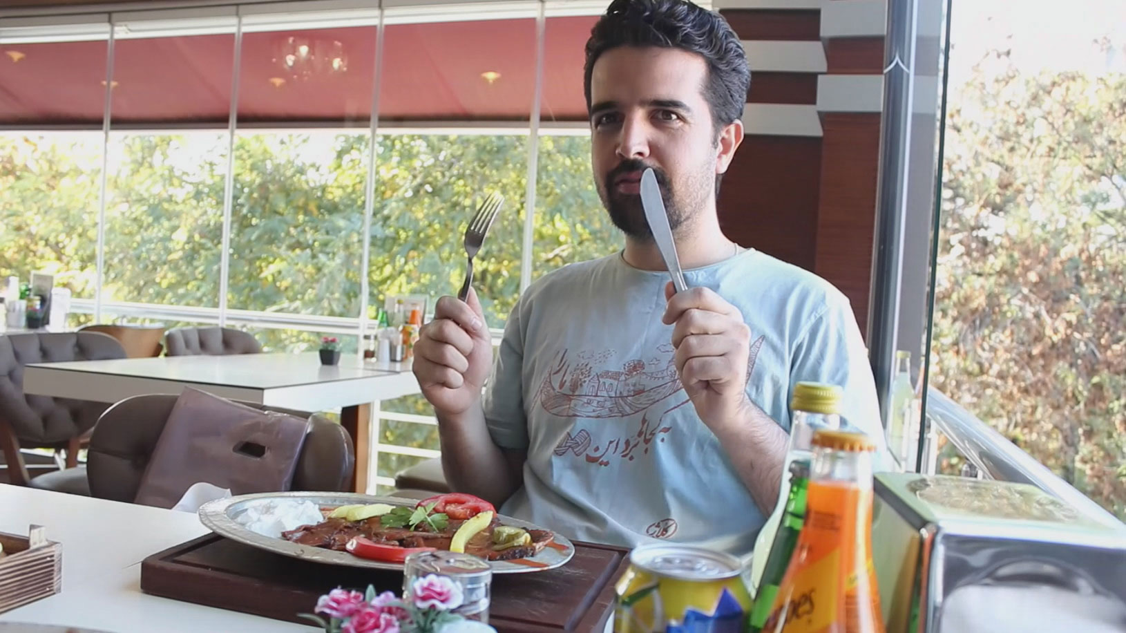 اینجا انقدر گشته م بود که فقط منتظر بودم عکسو بگیره و حمله کنم به غذا