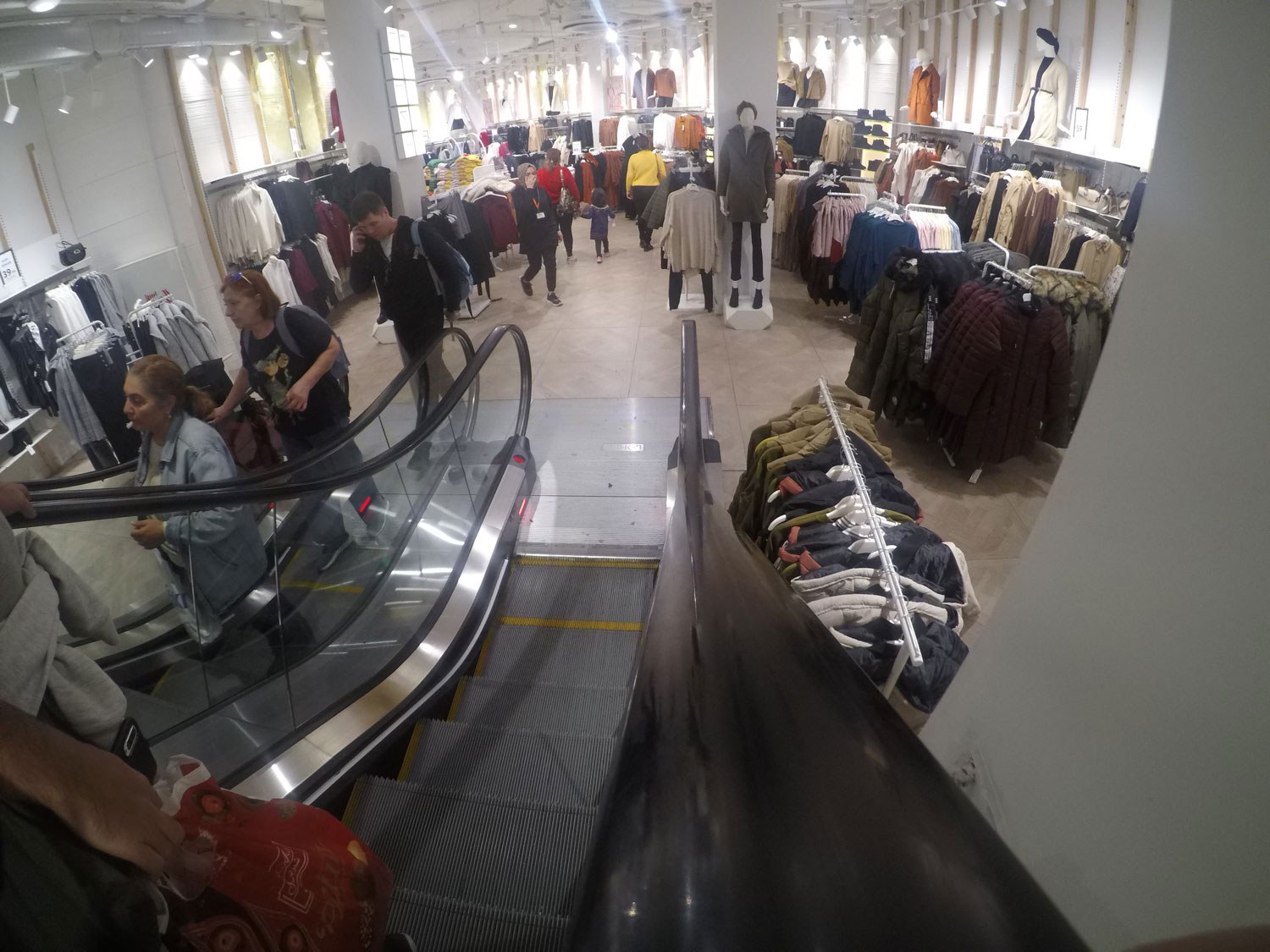 مراکز خرید شهر برای هر سلیقه ای پوشاک عرضه می کنن و همچنان هم قیمت هاشون مناسبه