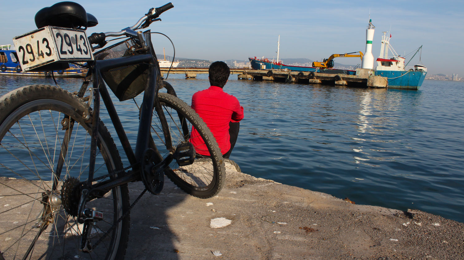 دوچرخه سواری در اسکله یکی از جزایر زیبای استانبول