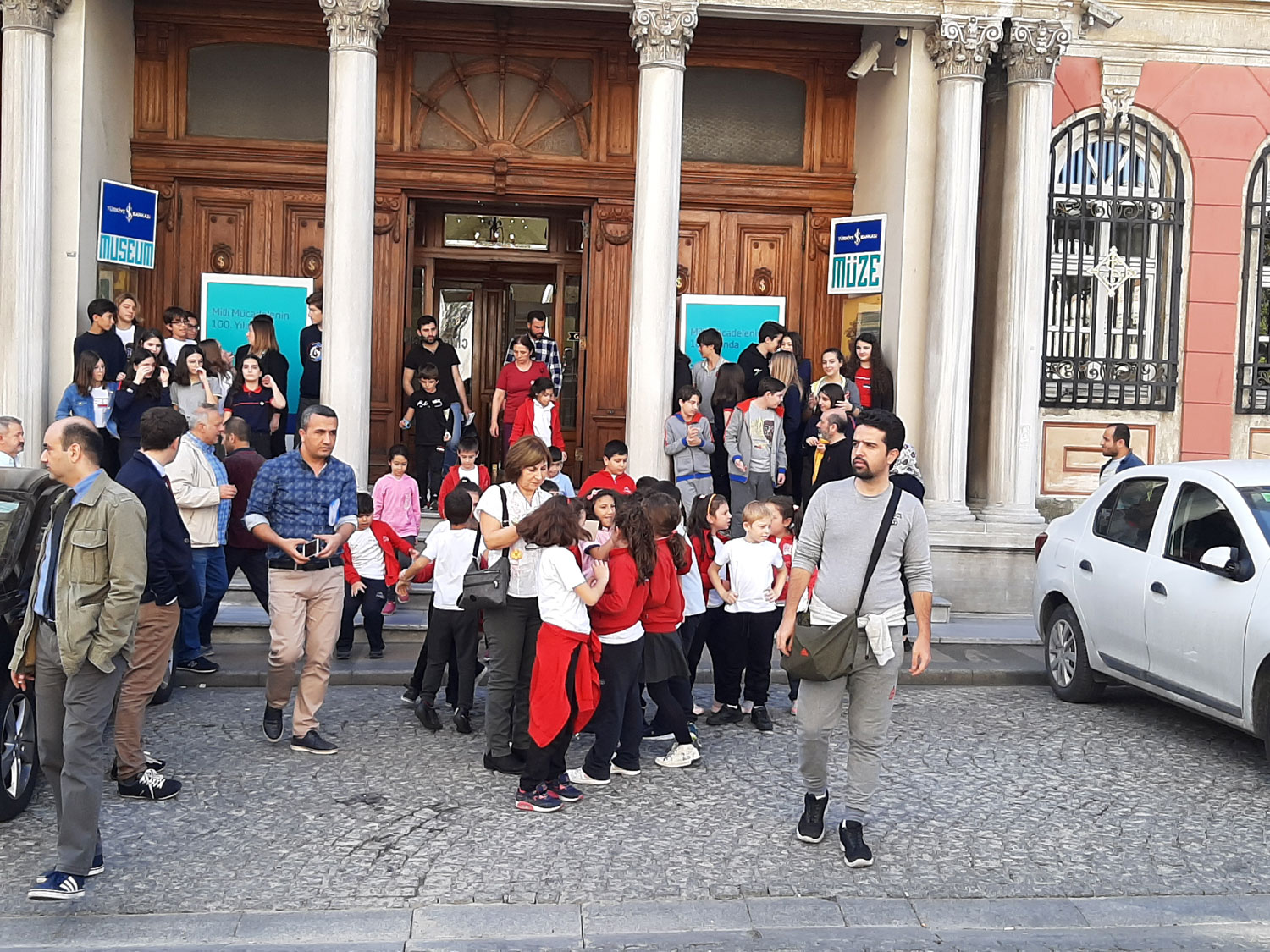 تو موزه بانک استانبول، به بچه ها آموزش استفاده از خدمات بانکی رو می دادن