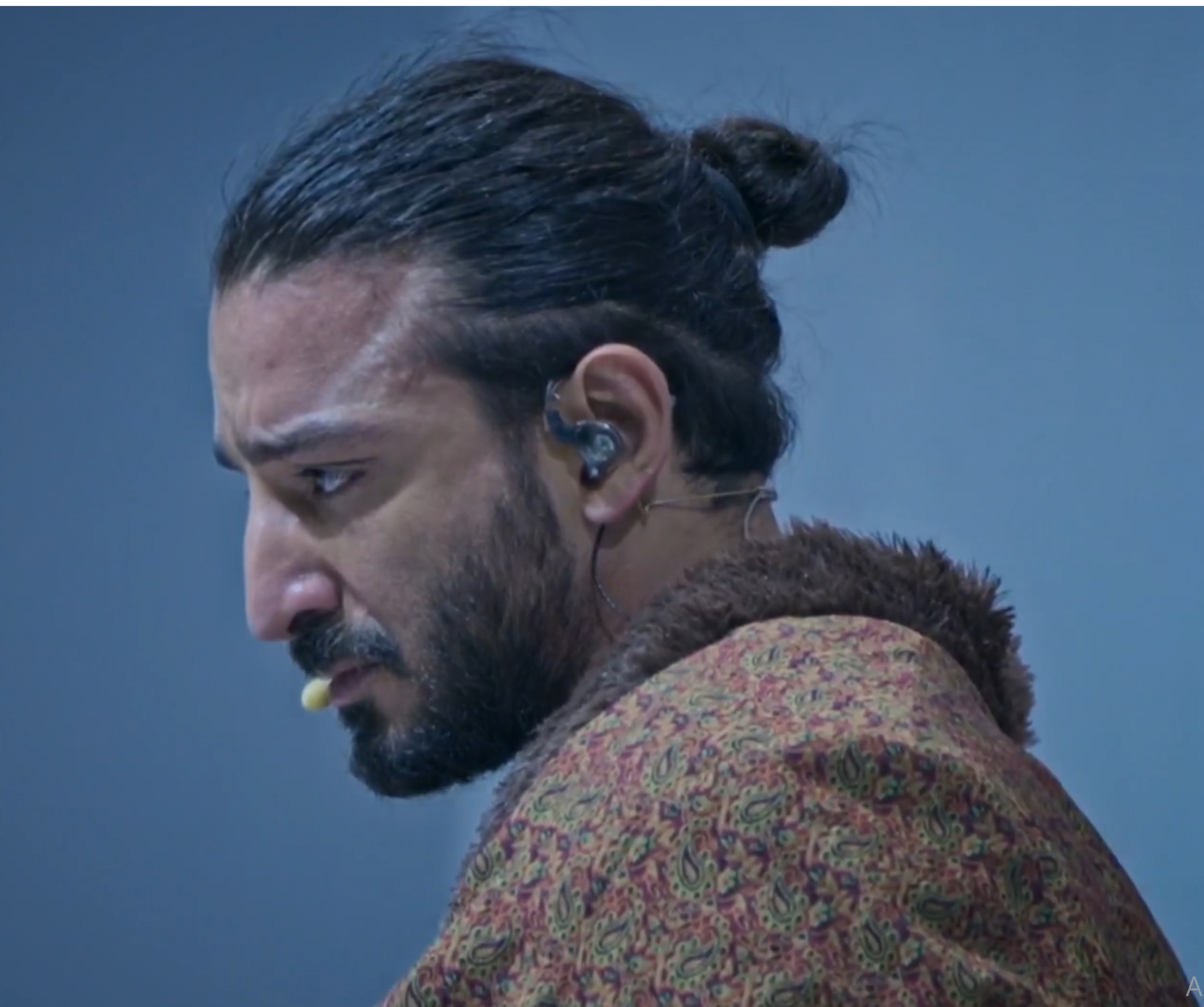 سینا ساعی در اجرای نیمه نهایی برنامه کارنوال در نقش امیرکبیر