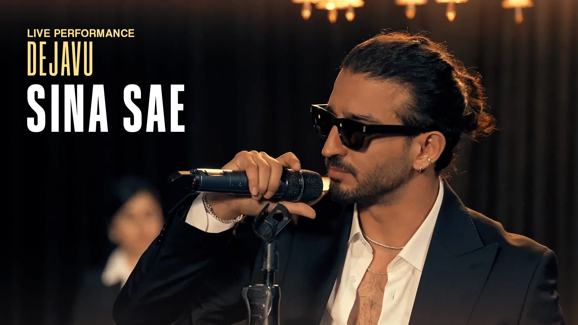 سینا ساعی در اجرای زنده آلبوم دژاوو در کانال یوتیوب