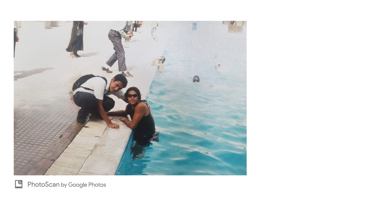 توی این تصویر من رو می‌بینید که شاد و اجتماعی با مربی شنا (فک کنم اسمش امید بود) در استخر تهران جوان عکس می‌گرفتم. 