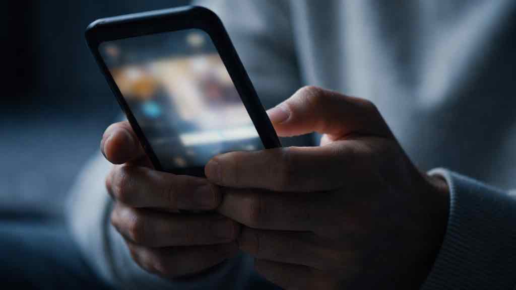 شخص در حال انتشار و افشای اطلاعات چت حصوصی