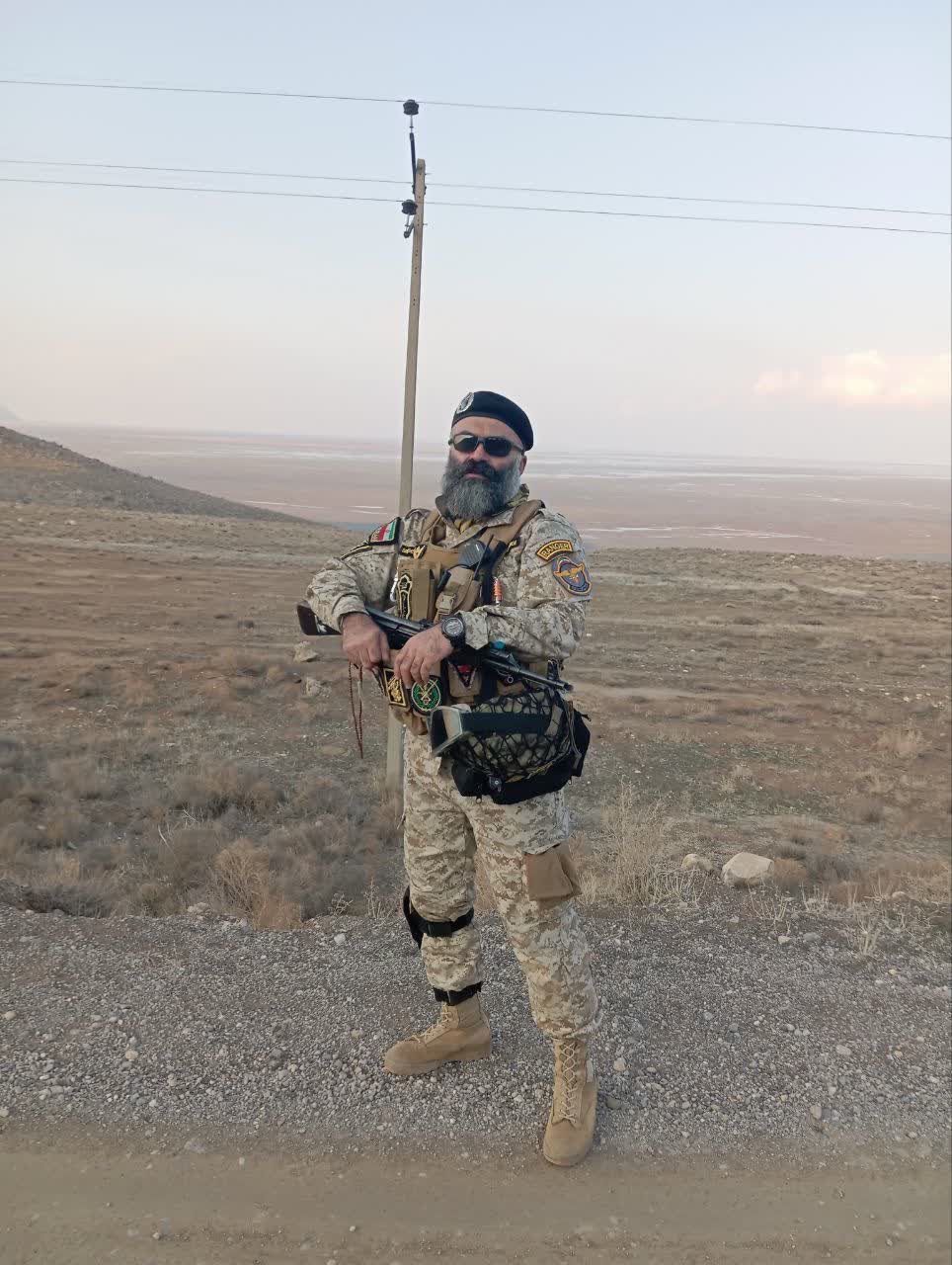 احسان علمدار؛ جنگجوی مدافع میهن و حرم
احسان علمدار، نه فقط یک نام، بلکه نماد غیرت، ایمان و ارادهی پولادین یک مرد در میدان نبرد است. او از کودکی با صدای اذان و بوی خاک وطن بزرگ شد. قلبش برای امنیت مردمش میتپید و نگاهش همیشه به افقی بود که سربازان حقیقی در آن ایستادهاند.
با گذر از نوجوانی، احسان لباس رزم پوشید؛ در راه دفاع از میهن و حرم، بیوقفه آموزش دید. تکتیرانداز حرفهای شد، با چشمانی تیزبین و دستی ثابت. تیرهای او نه از سر نفرت، بلکه برای آرامش و امنیت یک ملت رها میشد.
در جبههها، از سوریه تا مرزهای غربی، او را به نام 