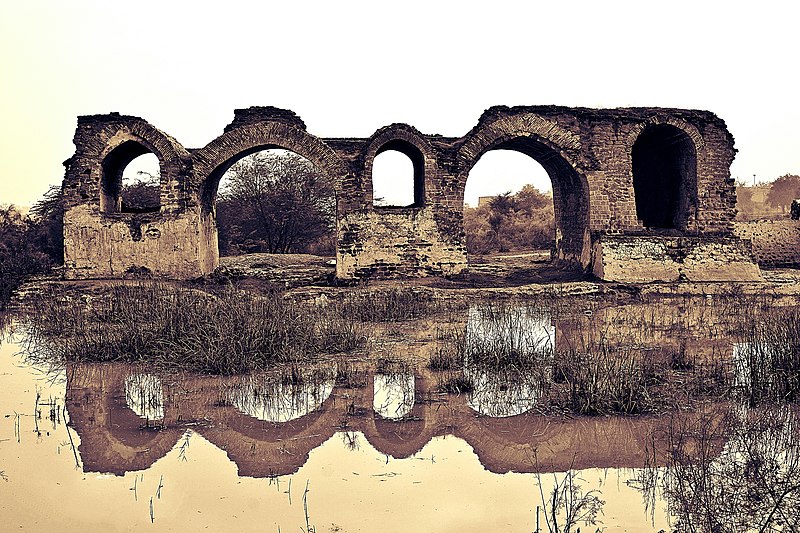 پل شادُروان/شادِروان شوشتر یا بند قیصر قدیمیترین پل ایران و یکی از کهنترین پلهای جهان.