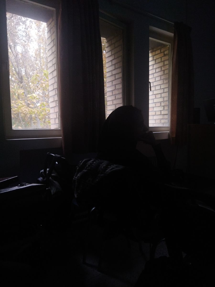 من درحالی که میخوام بدون اینکه بفهمه ازش عکس بگیرم😶😂