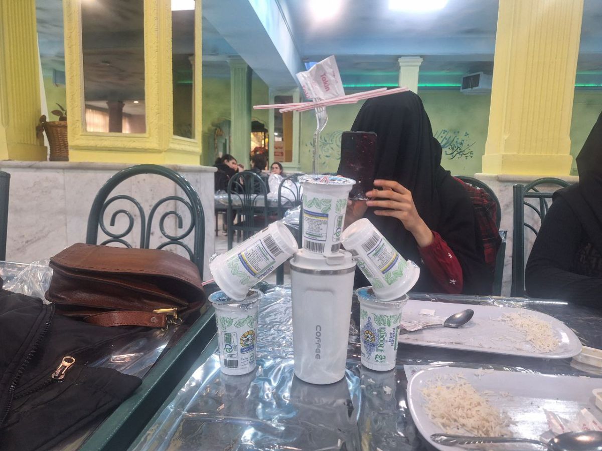 من در حالی که نمی خوام عکسمو بگیره اما من می خوام عکسشو بگیرم.