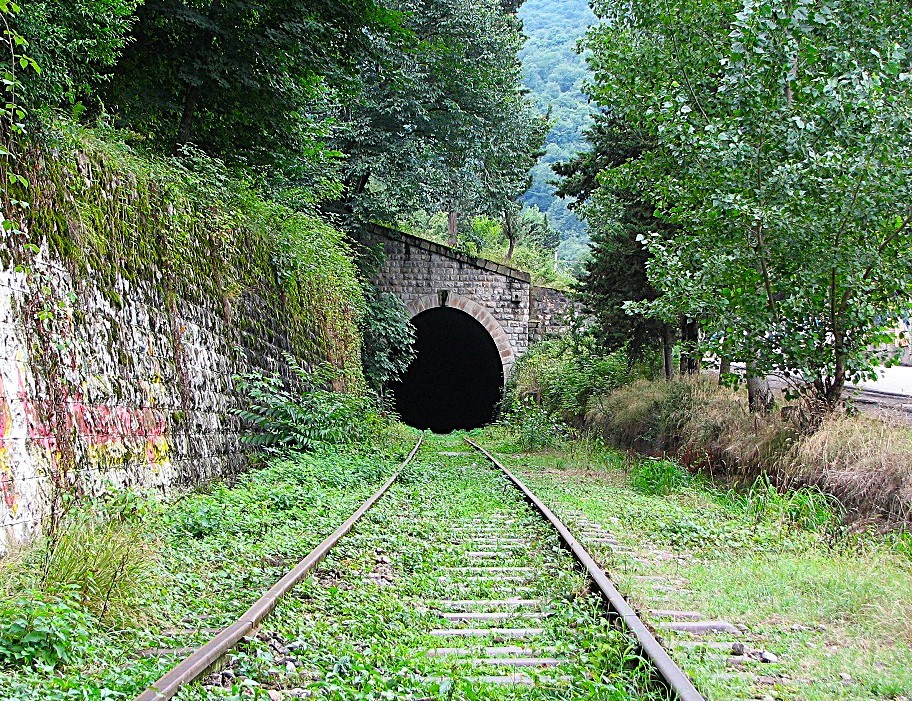 توضیح عکس: تونل مسیر راه آهن معدن ذغال سنگ آزادمهر سوادکوه( ابتدای جاده آلاشت)