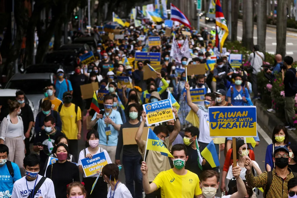 People attend a rally against Russia’s invasion of Ukraine in Taipei, Taiwan, on March 13. ANN WANG/REUTERS