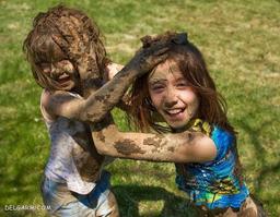 کودکان اجازه ی خاک بازی دارند؟