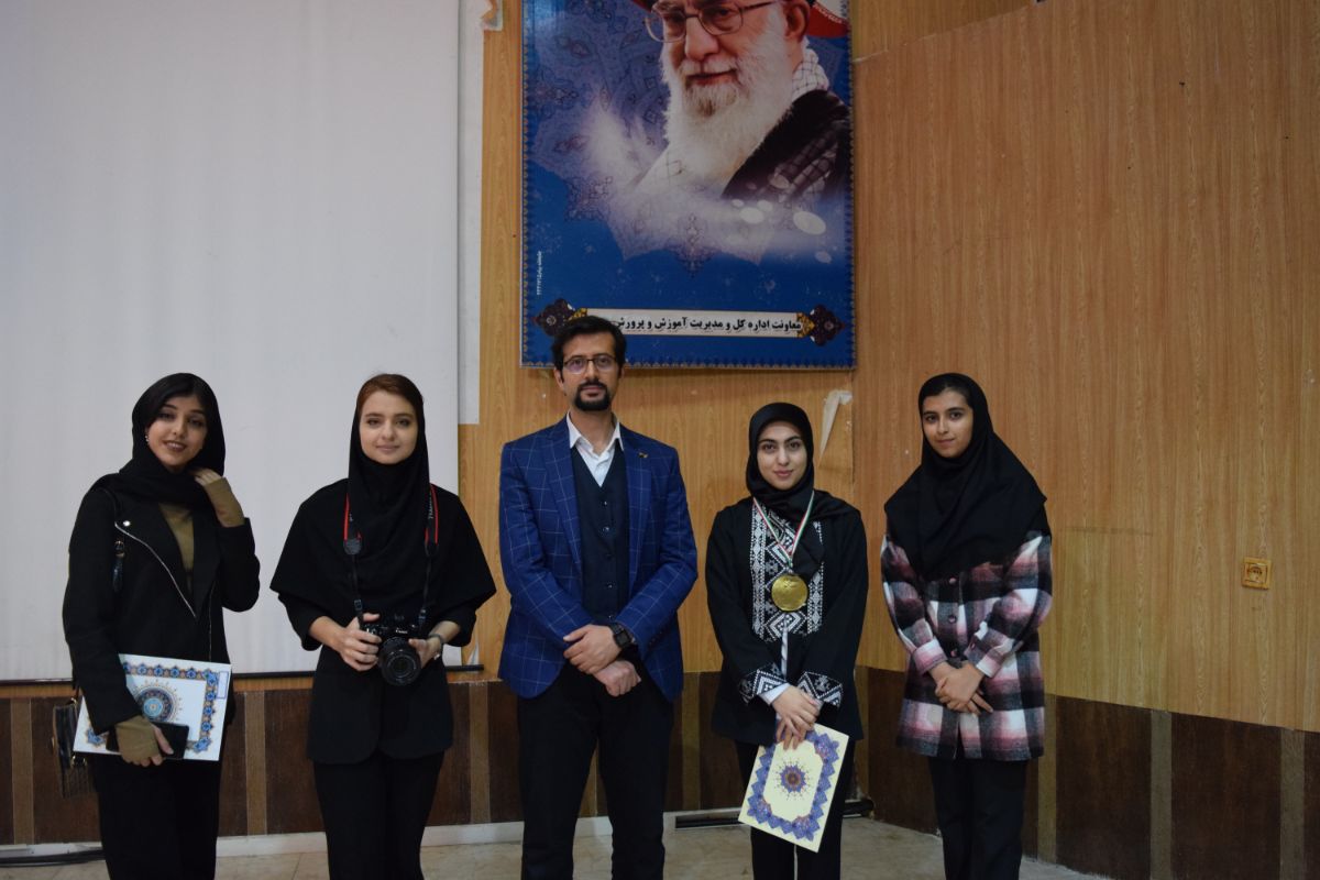 از راست: ریحانه غریبی - مبینا آزادی خواه - رامین کامجو - مریم هوشیاری - فرناز آسال