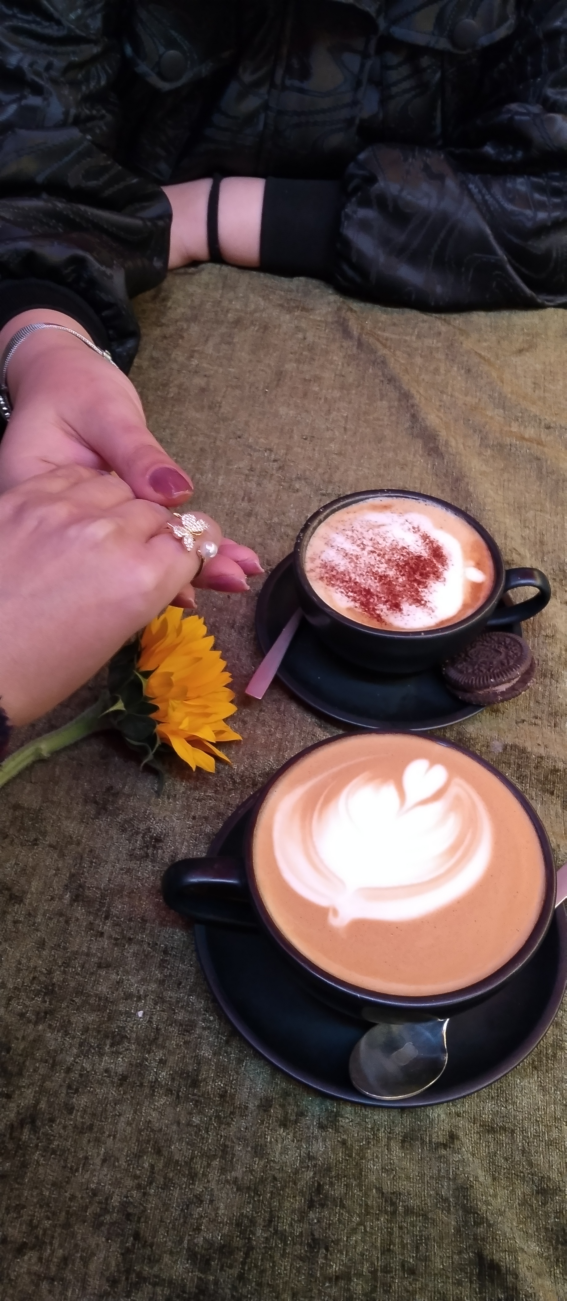 این عکس مربوط به فردای ترخیص است. این انگشتر را هم برای تولدم خریده بود که ست باشیم.