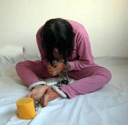 در میان بند و زنجیر