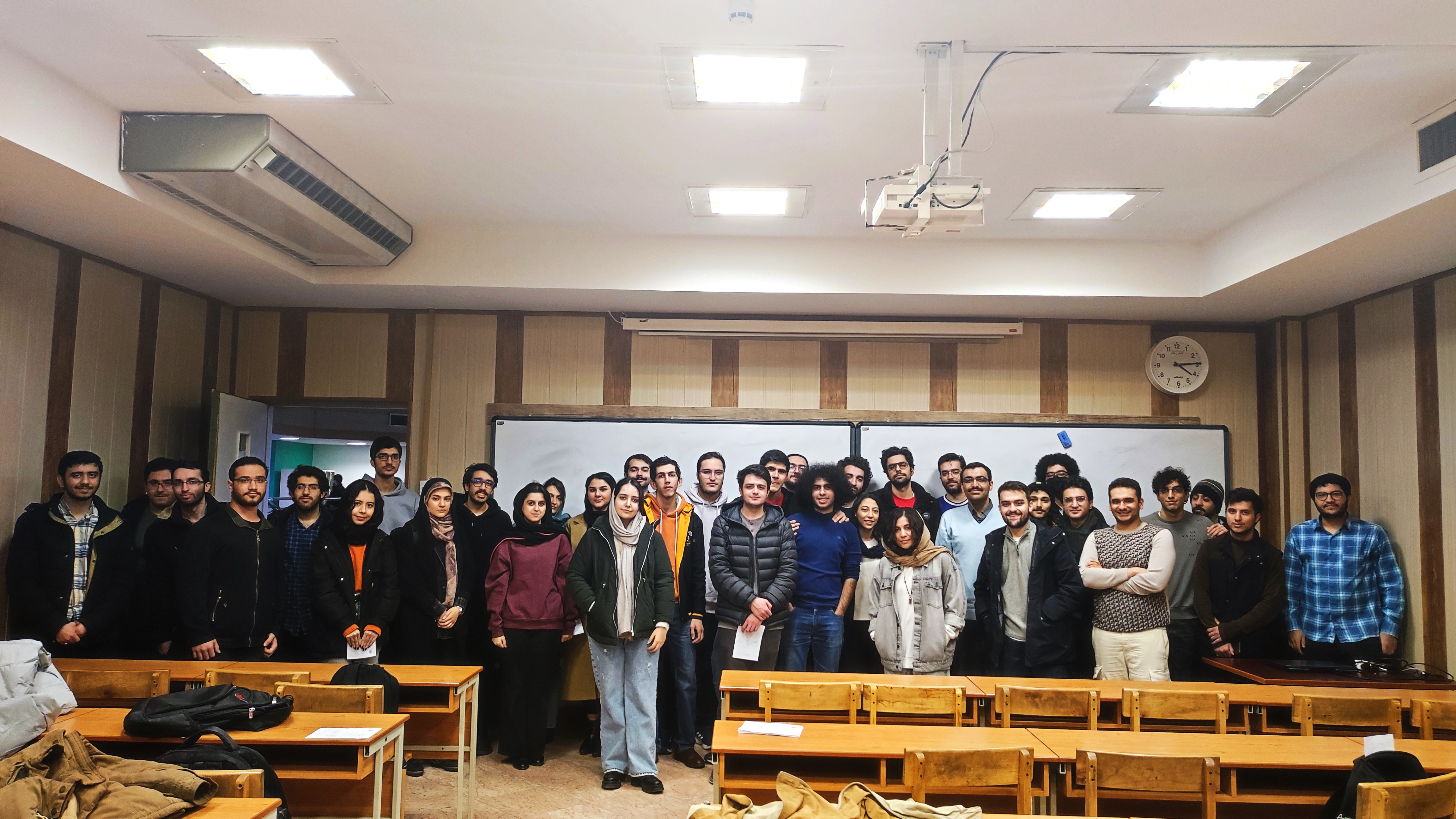 عکس دسته جمعی با دانشجویان کلاس درس برنامه‌سازی وب - پاییز 1403 - دانشگاه صنعتی شریف