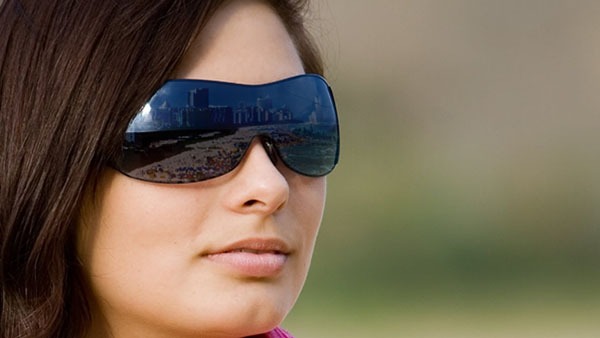 تنها استثنا در عکسی مانند این است، که در آن می توانید تصویر کامل را از طریق یک انعکاس در عینک سوژه (یا گاهی چشمان وی) ببینید.