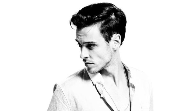 تصویر سیاه و سفید از مردی که به جایی دور از دوربین نگاه می کند. عکس از Pixabay