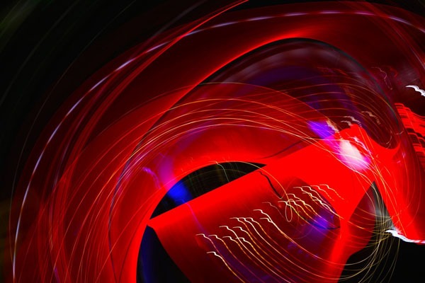 آموزش چهار راه برای عکاسی از رد یا دنباله نور انتزاعی