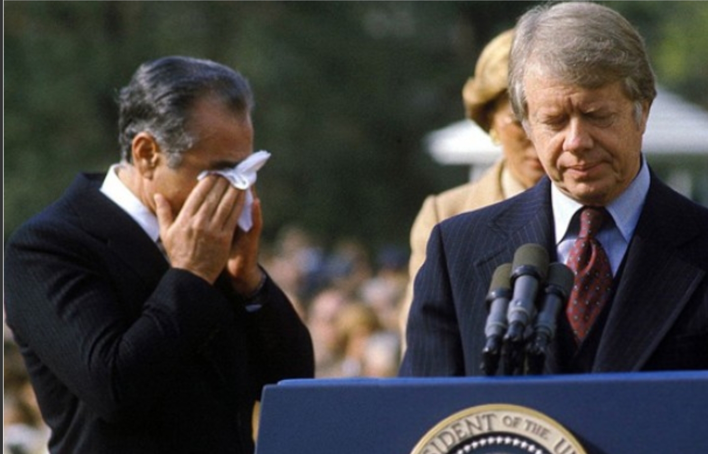 البته که این اشک‌ها نتیجه‌ی حجم زیاد گاز اشک‌آوری بود که برای سرکوب تظاهرات استفاده شده بود و به داخل کاخ سفید هم راه پیدا کرده بود، اما برای لحظه‌ای هم که شده، شاه یک کشور را با واقعیات سخت و انسانی مملکتش آشنا کرد.