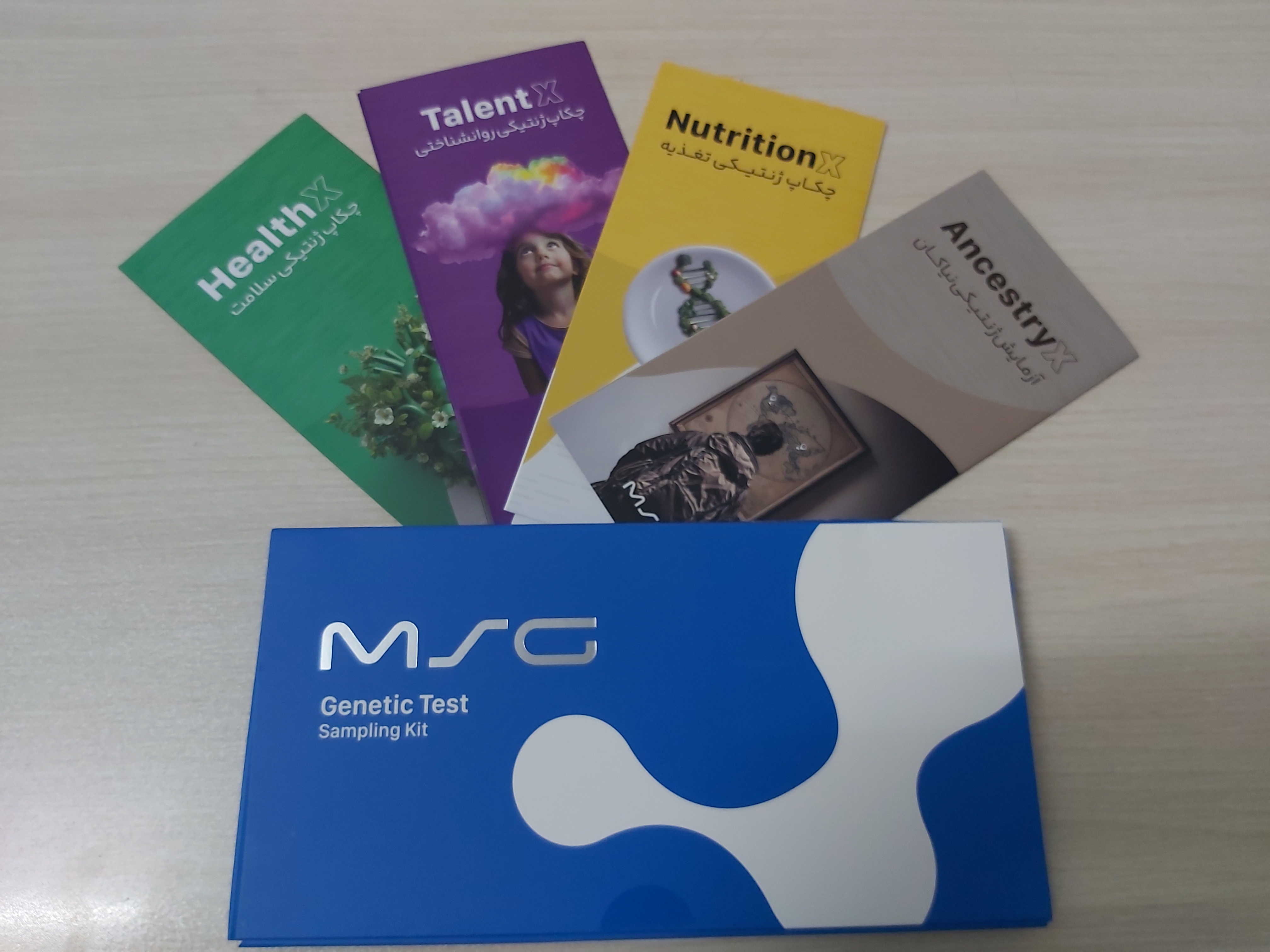 چهار بروشور از چهار تست مختلفشان همراه کیت نمونه‌گیری، آن طرح‌های دایره‌ای سفید روی کیت را تنها با ادوب‌ایلاستریتور می‌توان ایجاد کرد...