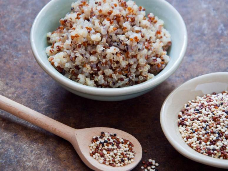 این هم کینوای عزیزم:).یک فنجان کینوا همراه دو فنجان آب و یک قاشق روغن، به مدت 15 دقیقه روی حرارت کم بگذارید دم بکشد، نمک و ادویه هم به مقدار لازم...