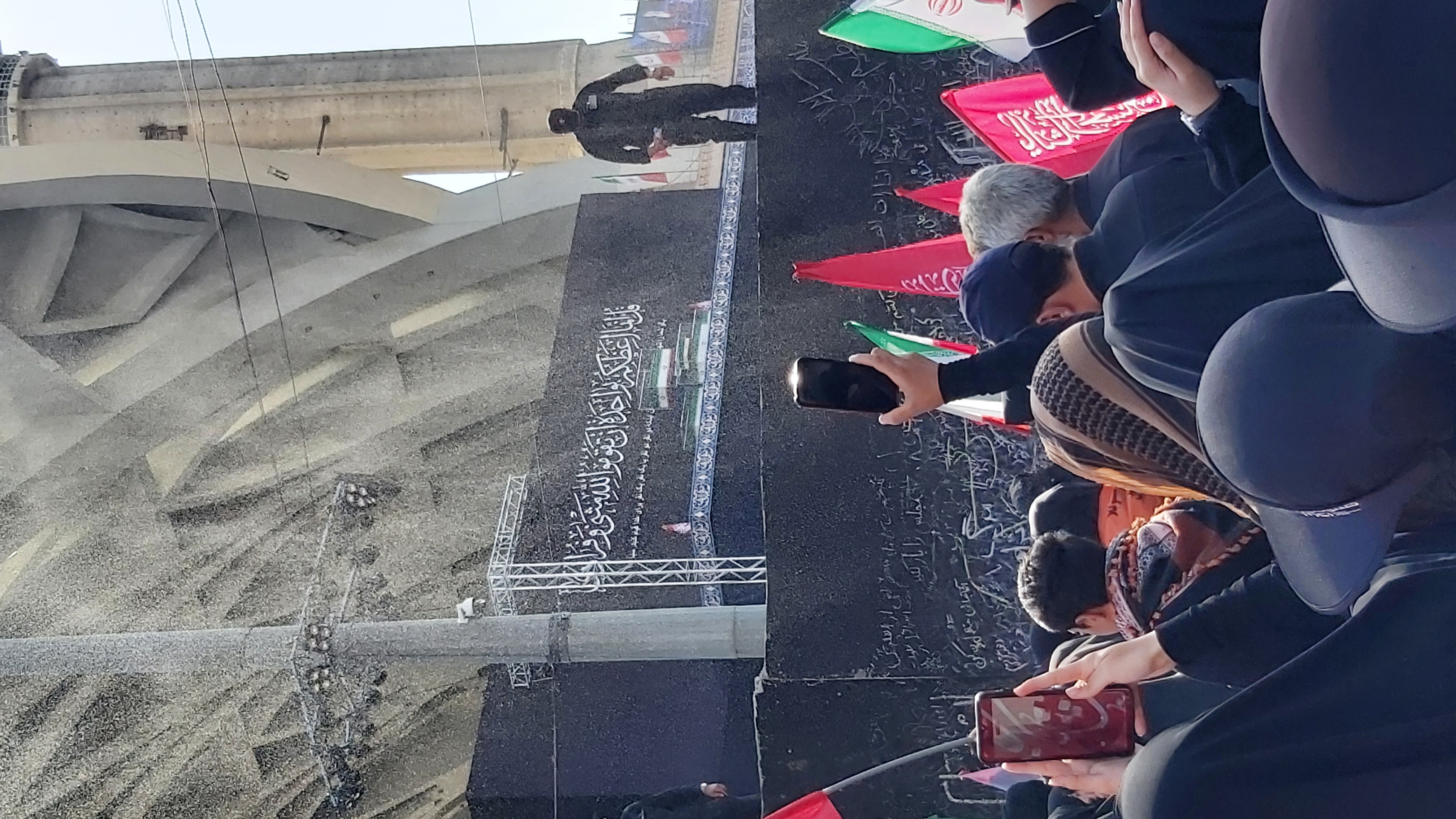 نزدیک بودیم و جان خویش را به چشم دیدیم که میرود. یکی از نگهبانها تقریبا کل مدت به تابوت «حضرت آقا» نگاه و گریه میکرد.