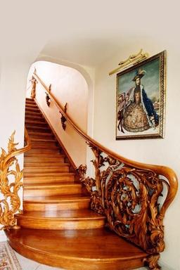 مقایسه نرده چوبی با نرده شیشه ای با گروه مهندسی آژمان