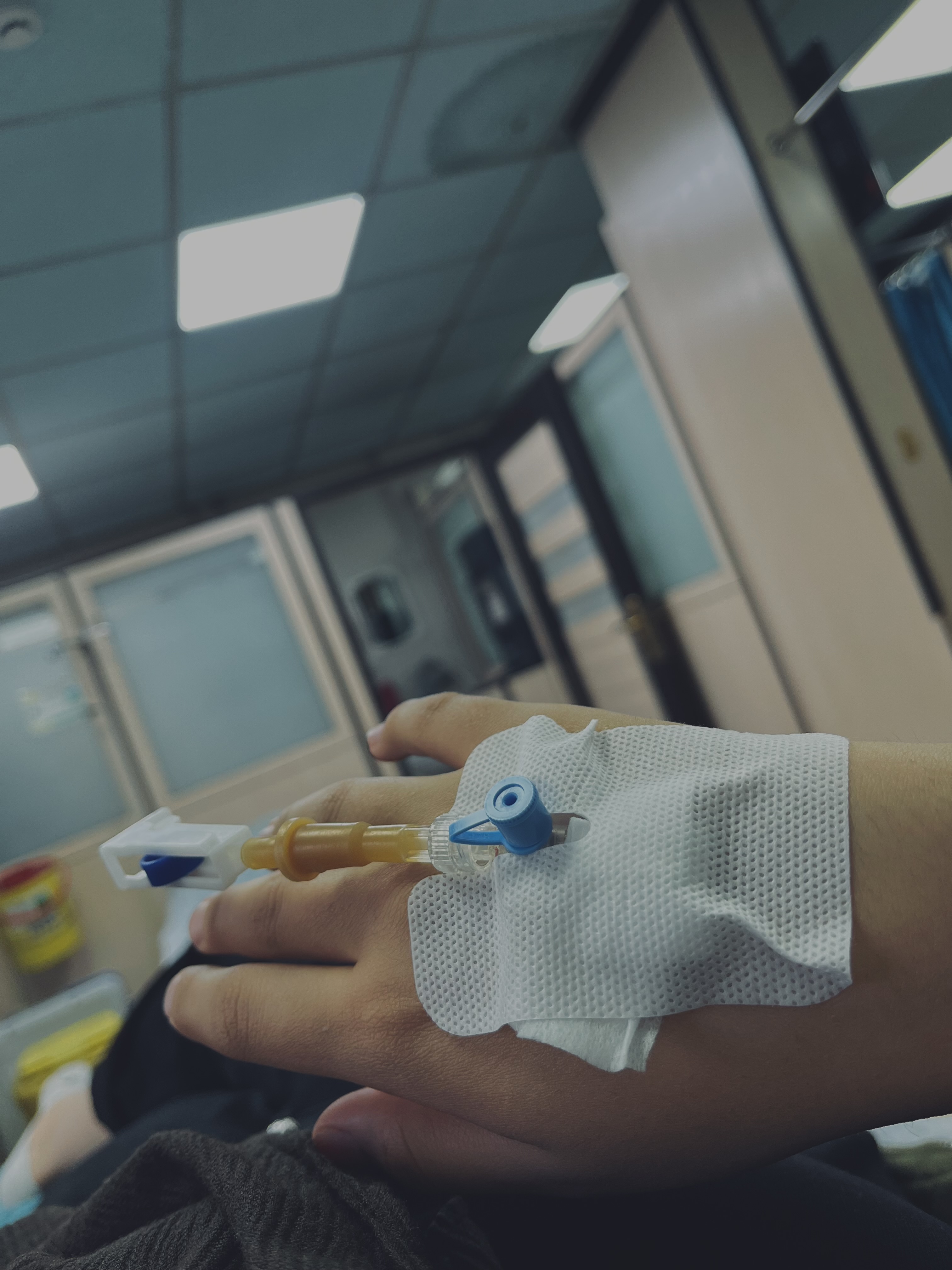 اما موقع مسمومیت این اجازه رو نداشتم و منی که روزانه به بقیه انژیوکت صورتی میزنم،از انژیو ابی مثل چی ترسیدم:))