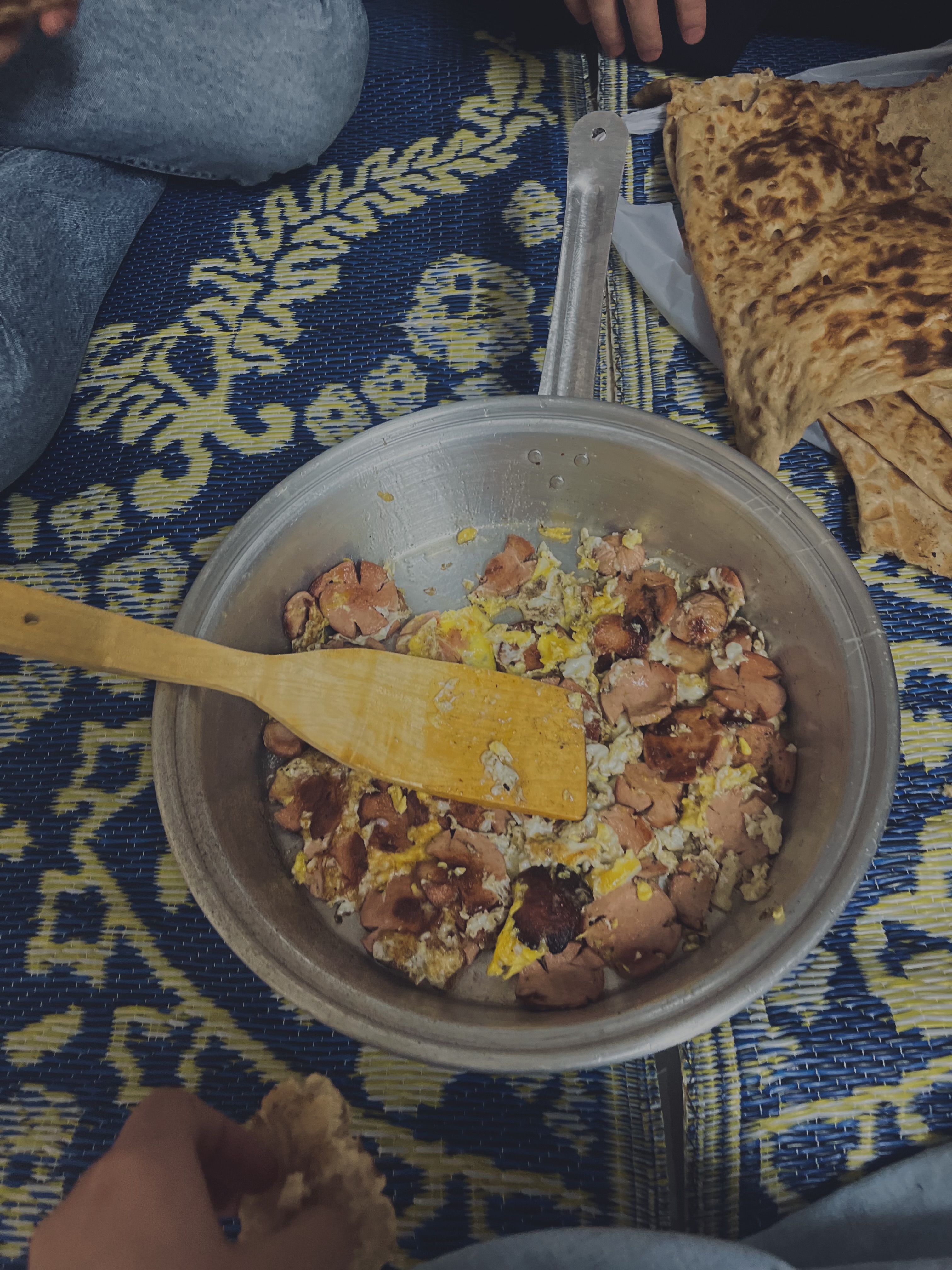 نماز خونه ی مرکز  بهداشت-صبحانه به دست شِف معین با سوسیس های سوخته