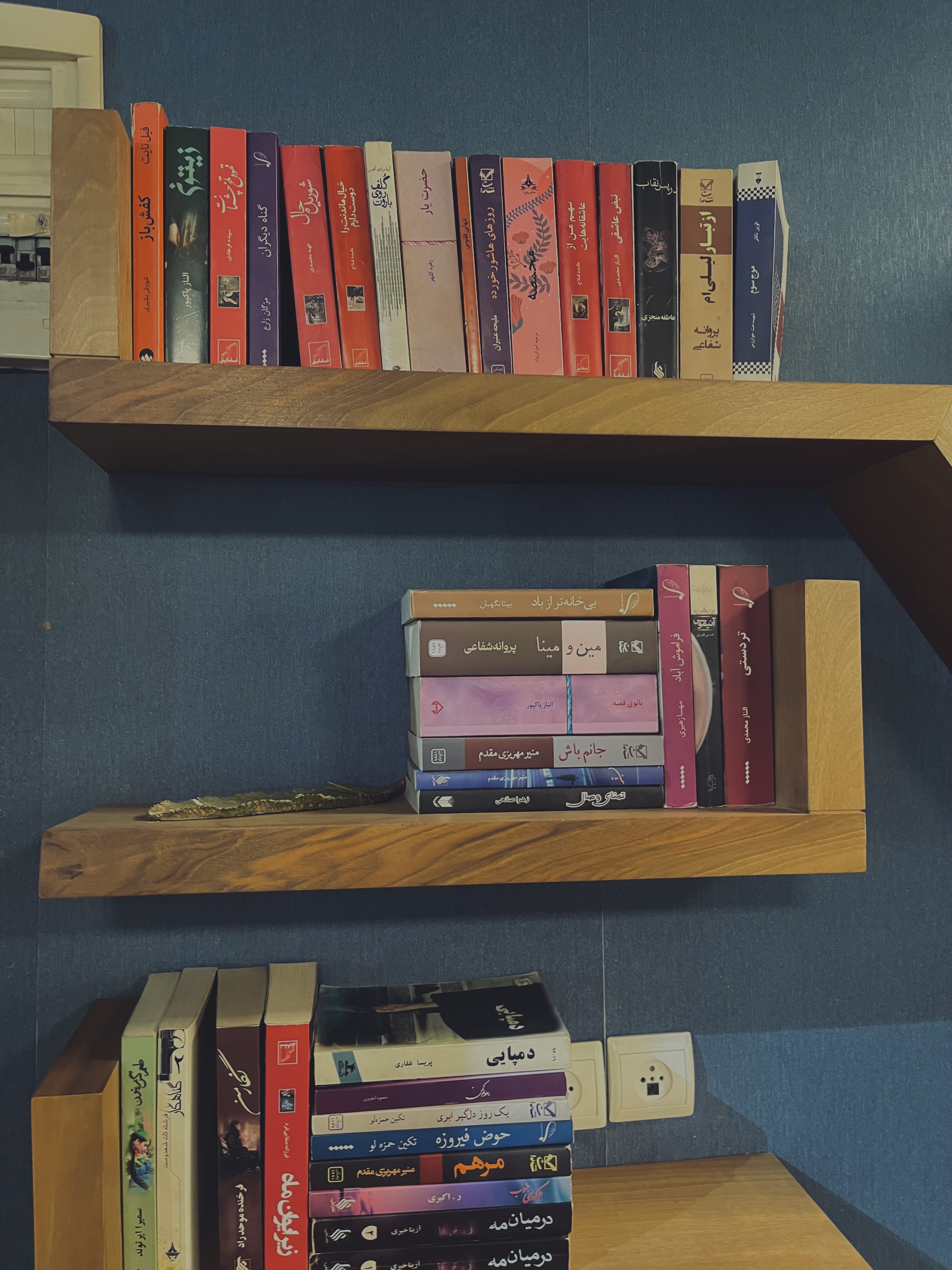 کافه کتاب کوچک نزدیکمون-این کتاب ها رو هرکسی درک نمیکنه:))گناهکار،قرار نبود،…-من و پروانه