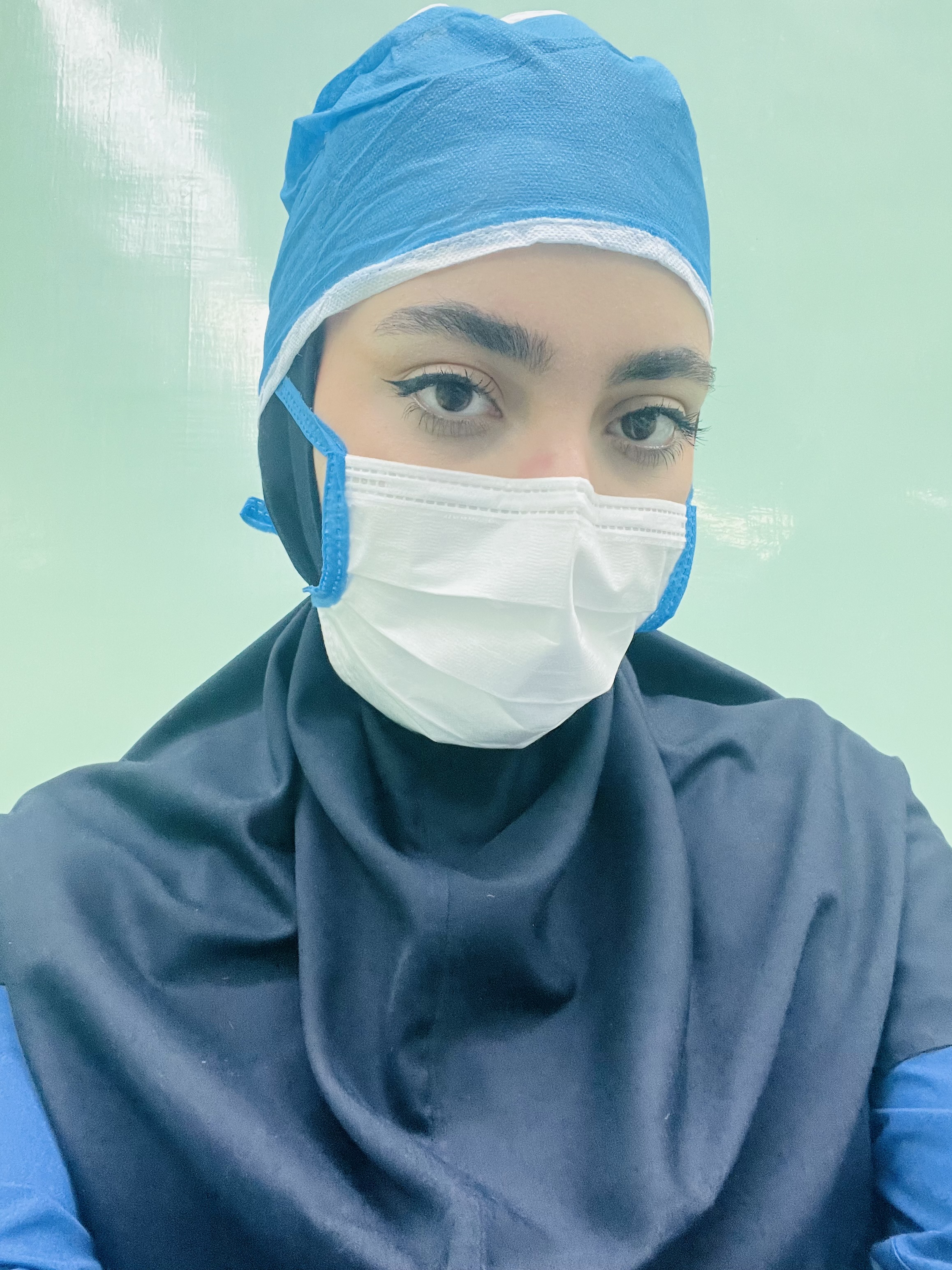 بیمارستان فارابی-اتاق عمل ۱-منتظر رزیدنت شوخ و خوش برخورد که عمل بعدی رو شروع کنه ولی نیمد:((