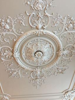 اجرای گچبری روی سقف مستطیل