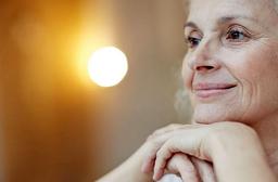 نکاتی پیرامون  اینکه علائم یائسگی چیست | با نشانه‌ها و عوارض یائسگی و راهکارهای بهبود آنها آشنا شوید