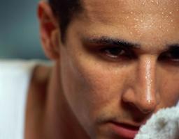 ایا می دانید که عرق سرد نشانه چیست؟