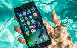 افتادن گوشی در آب و راههای تعمیر گوشی آب خورده