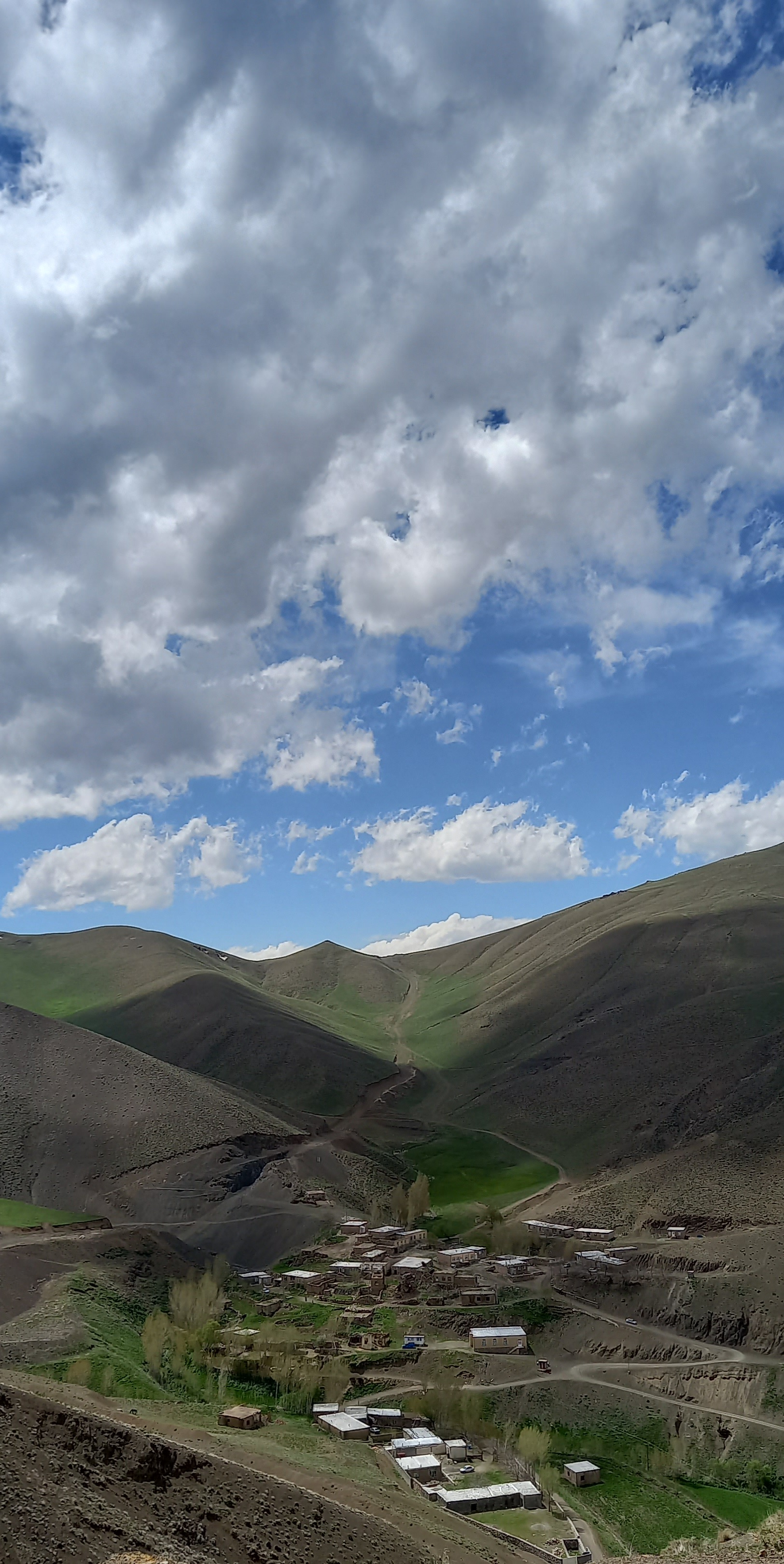رفتم بالا و دیدم عه! یه روستای کوچیک:) ، تازه اسبم داشت :)))