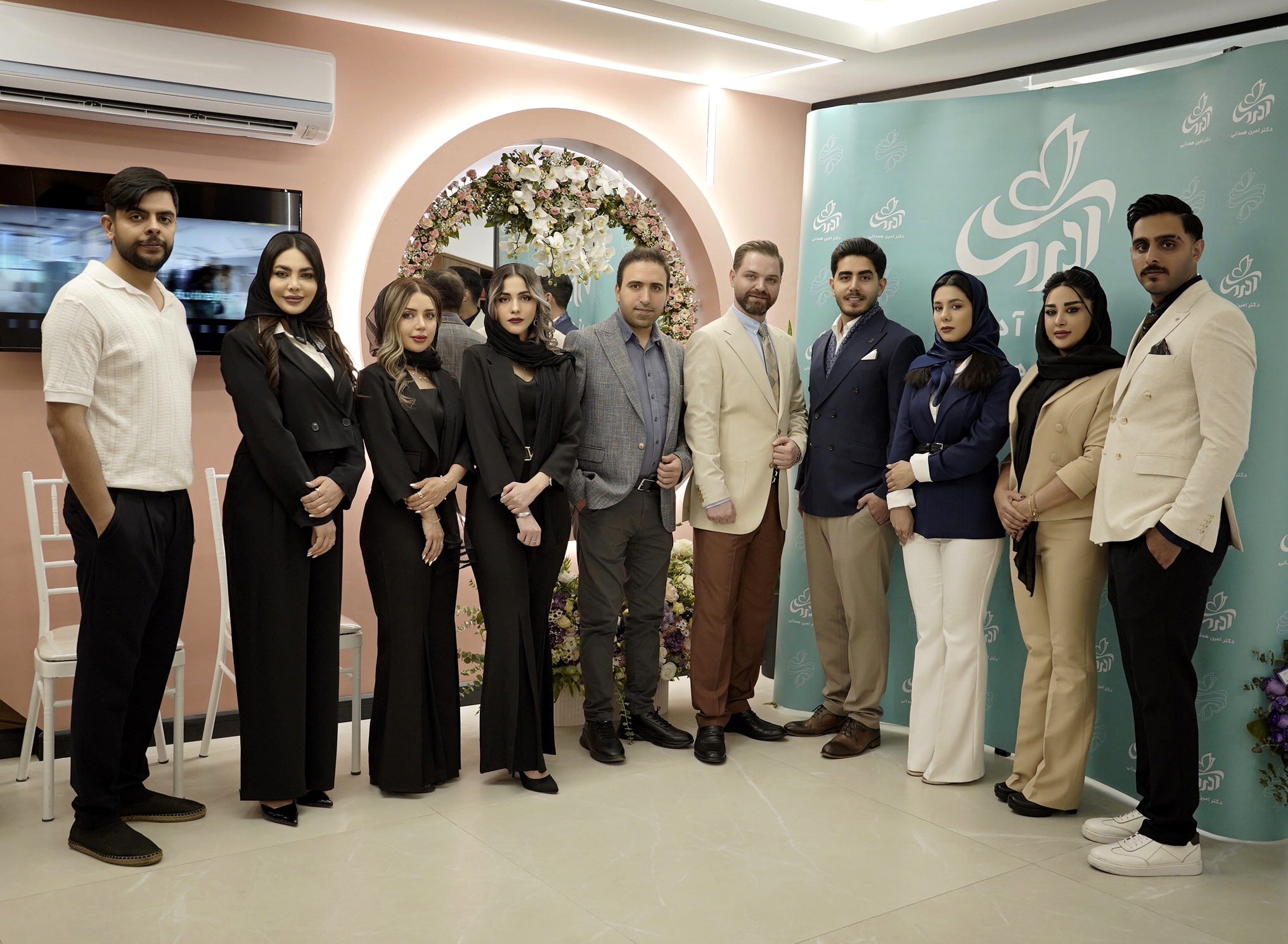 عکس گروهی تیم کلینیک با دکتر موسویتبار و هستی ولیپور