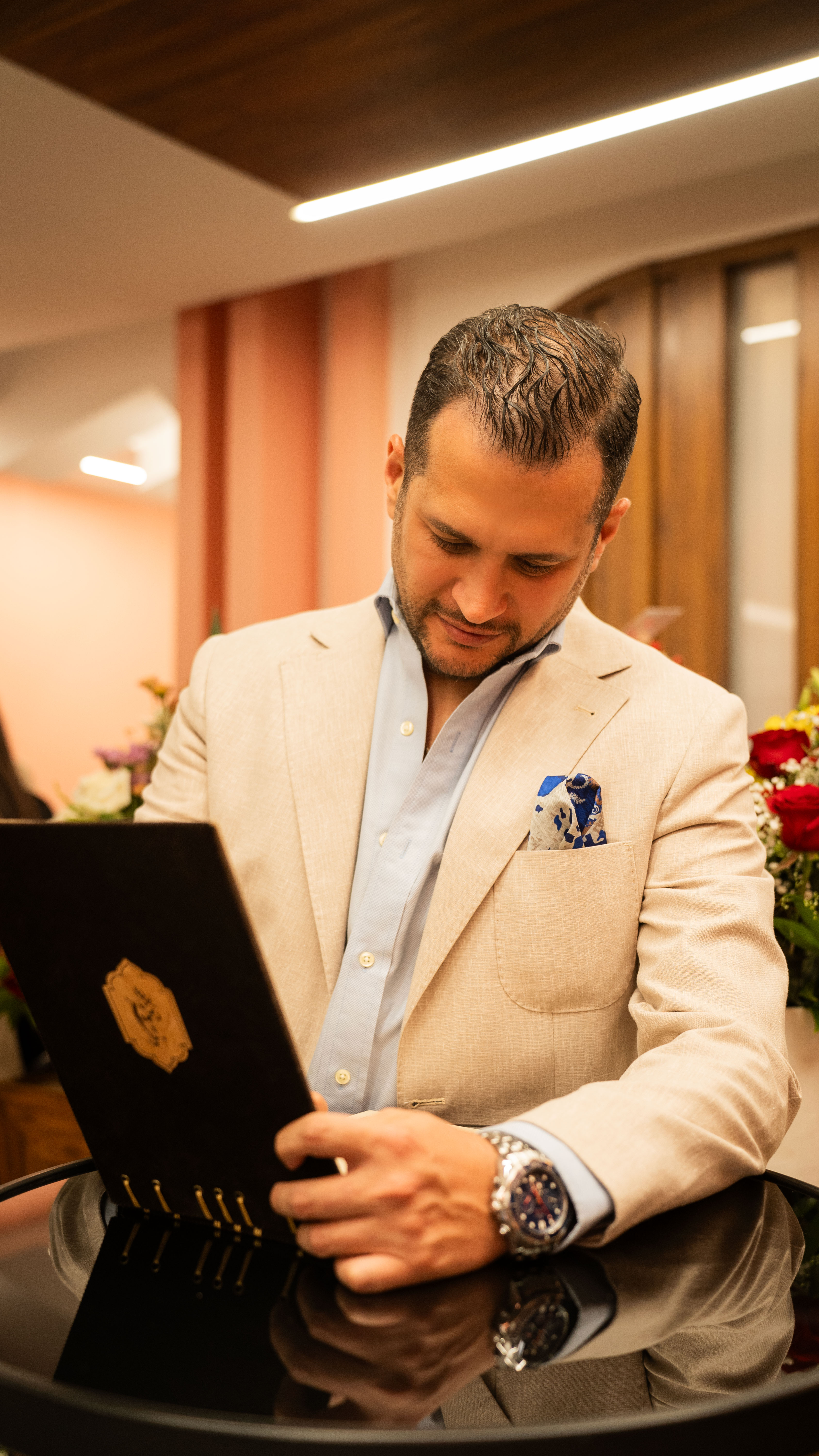 عکس نوشتن یادداشت تبریک سیاوش خیرابی به دکتر امین همدانی