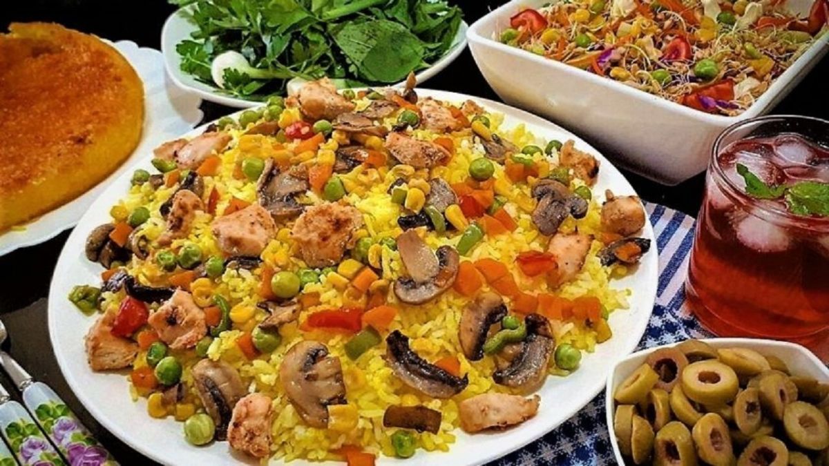 پلو یونانی با گوشت مرغ یا گوشت چرخ شده