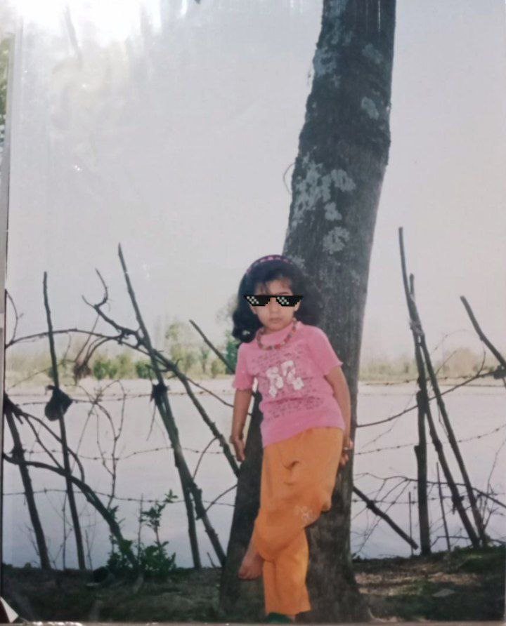 سروش تکیه زده بر درخت حیاط خونه‌ی مادرجون