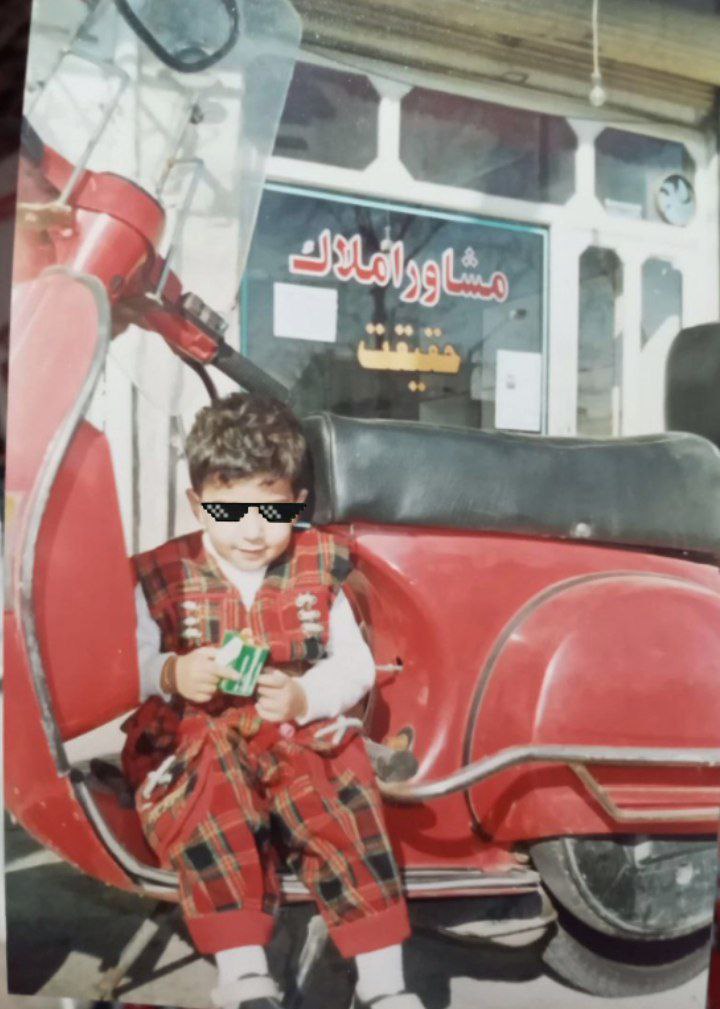 سروش بر موتور در حالی که جعبه‌ی قوطی‌فیلم تو دستشه. و البته سلیقه‌ی مادر در انتخاب لباس برای دخترش، تایید می‌کرد که اسم سروش بهم میاد، آخه جلیقه ؟ اگه اون النگو تو دستم نبود کسی نمی‌فهمید دختر هستم.