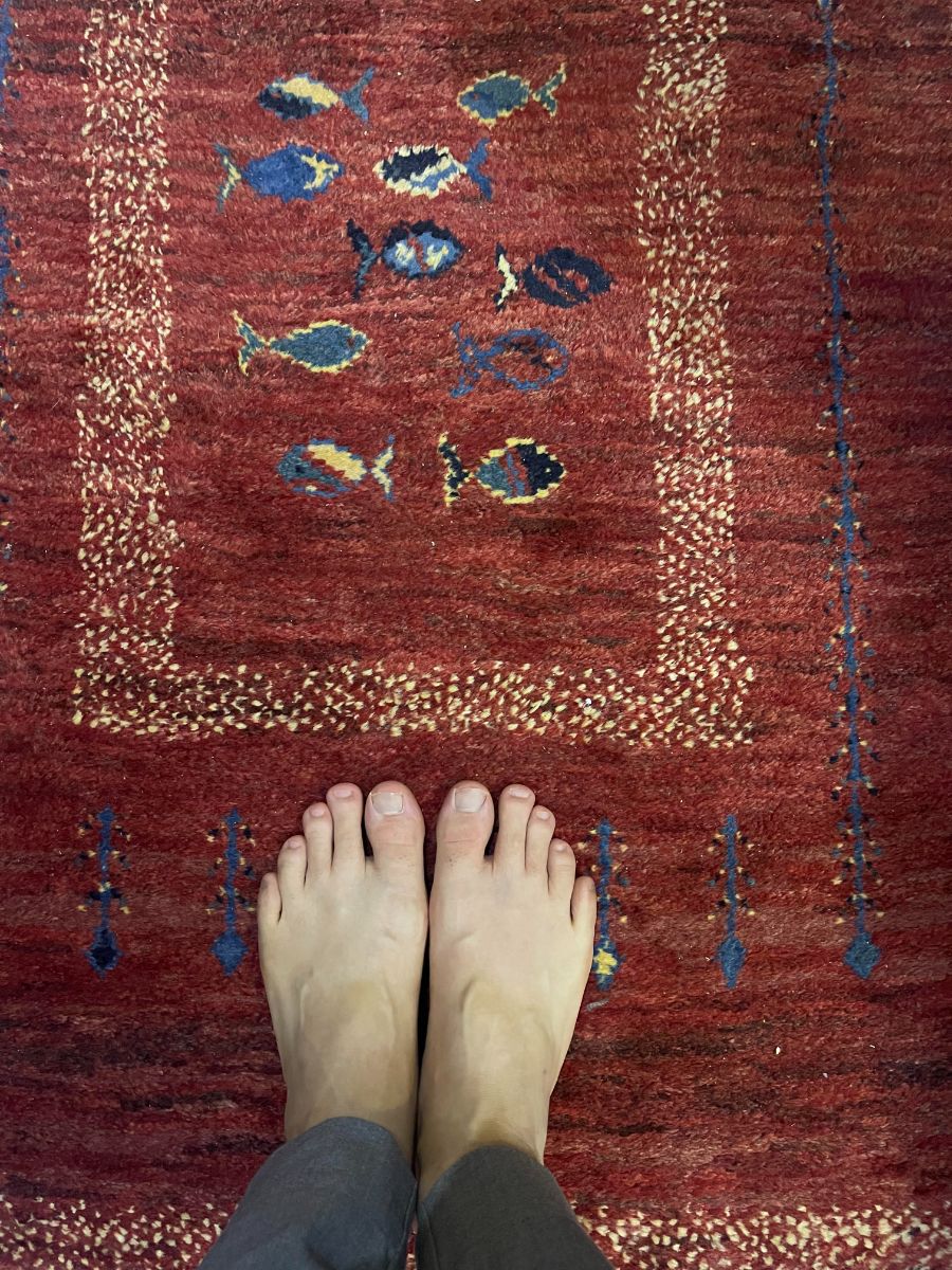 من روی نزدیکترین گبه بعد از نوشتن پیشنویس متن؛ در حالی که تلاش میکردم لمس با پا را تمرین کنم، متوجه شدم این هنر همیشه از زاویه متفاوتی دیده میشود.